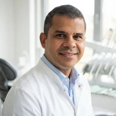 Dr. Jorge Santillán - Ästhetik-Zahnarzt bei Gardents Alicante