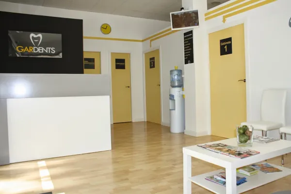 Kontakt zur Gardents Zahnklinik per WhatsApp Telefon oder Formular