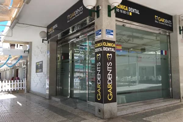 Kontakt zur Gardents Zahnklinik per WhatsApp Telefon oder Formular