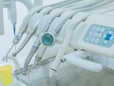 Computergestützte Zahnimplantat-Chirurgie bei Gardents Alicante